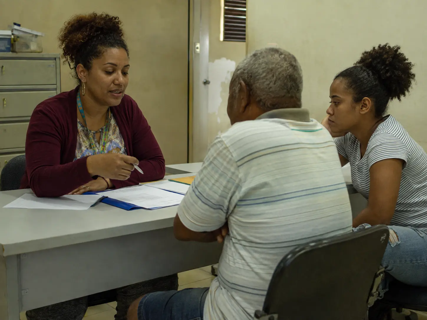 Pessoas recebem orientação sobre cidadania, inclusão e direitos.
